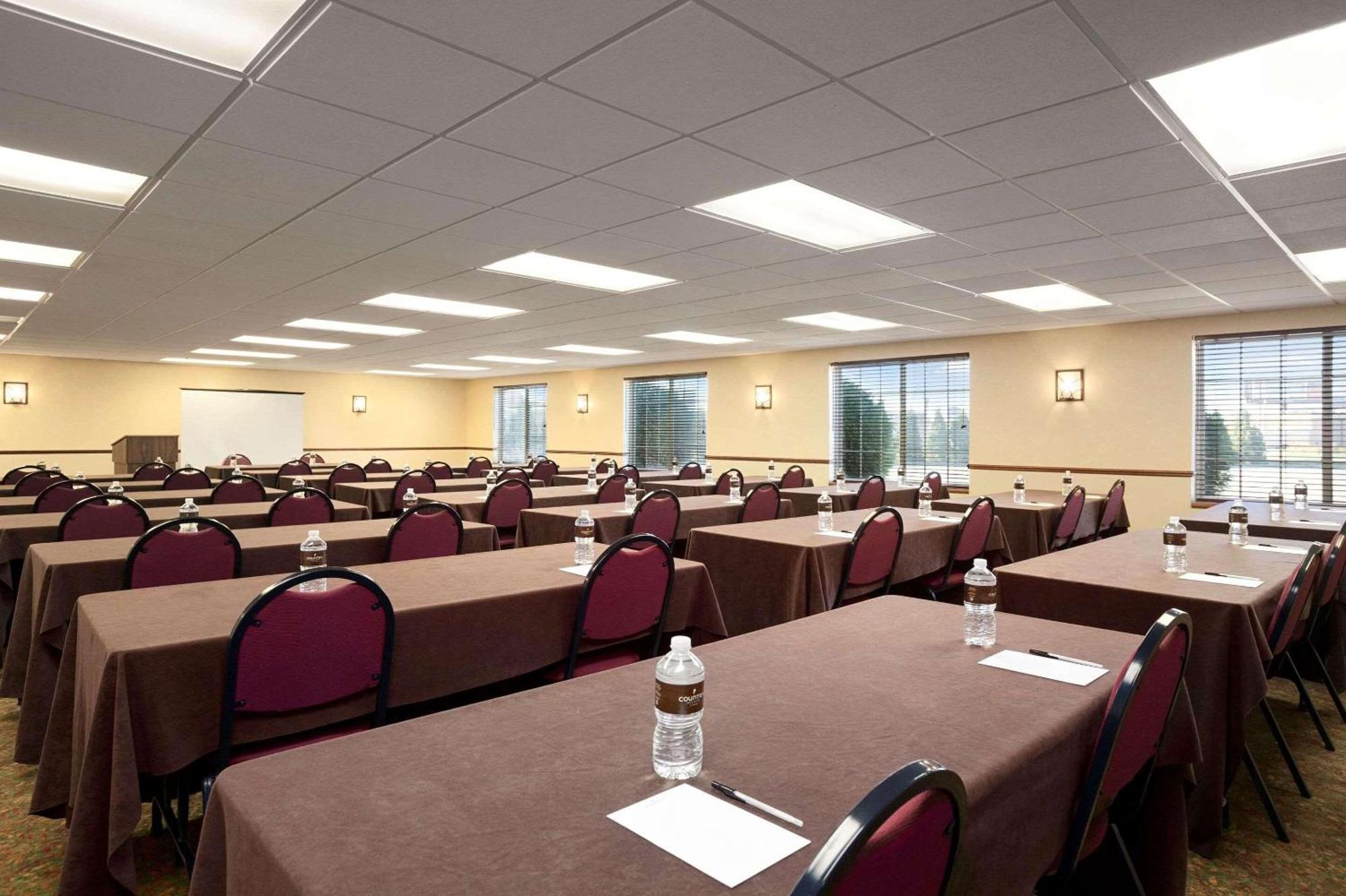 Country Inn & Suites By Radisson Bismarck Waterpark Екстериор снимка