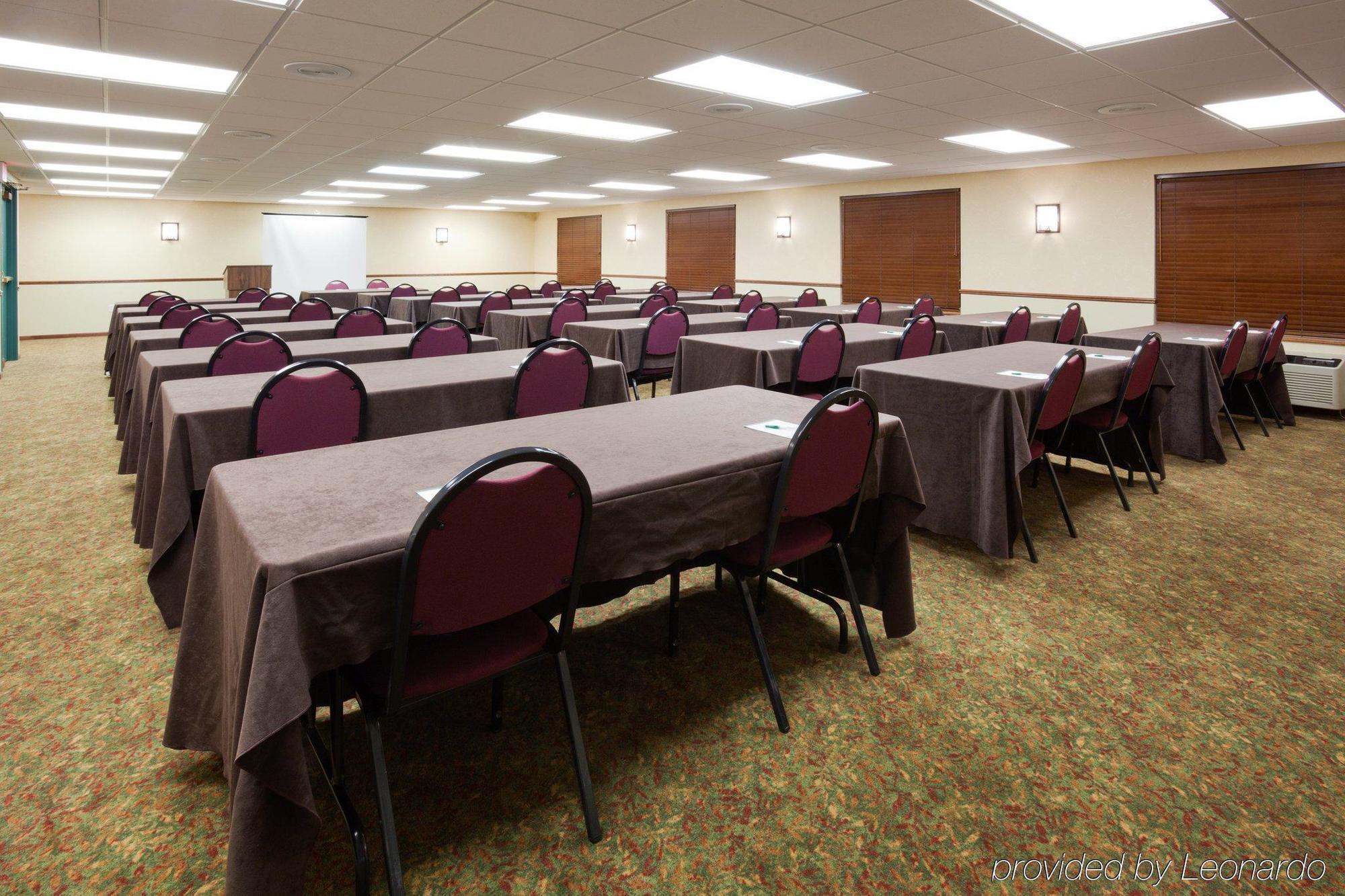 Country Inn & Suites By Radisson Bismarck Waterpark Бизнес снимка